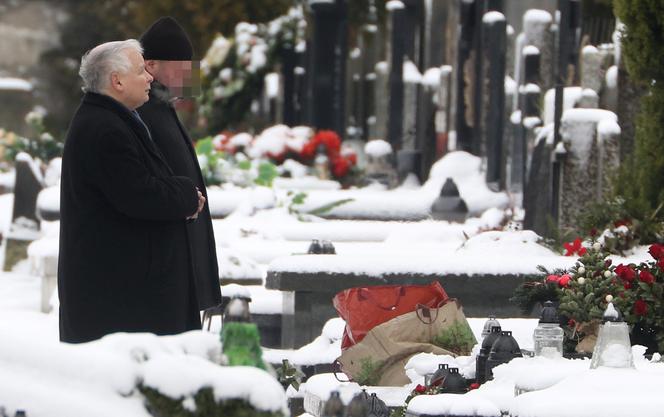 JAROSŁAW KACZYŃSKI NA GROBIE MATKI