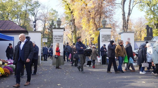 1 listopada na cmentarzu przy ul. Lipowej w Lublinie. Mieszkańcy odwiedzają groby swoich bliskich