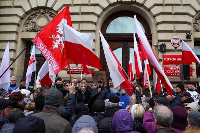 Kraków. Protest w "obronie" mediów publicznych. Barbara Nowak: „Zawszańcy nas sprzedali”, zgromadzeni: „Wolna Polska!”