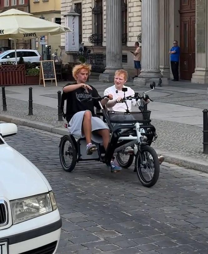 Ed Sheeran zwiedza Wrocław na rowerze. Fani przecierają oczy ze zdumienia!