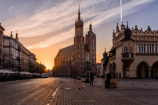 Piękny zachód słońca na krakowskim rynku [ZDJĘCIE DNIA]