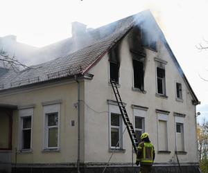 Pożar zabytkowego pałacyku na Pomorzu. Ewakuowano 20 osób, nie żyje jedna osoba