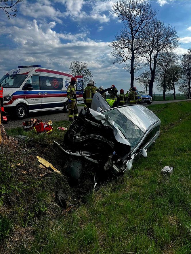 Huknęła oplem w drzewo. Wielu rannych, lądował śmigłowiec