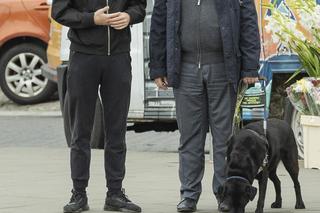 Niewidomy minister Wdówik na zakupach 