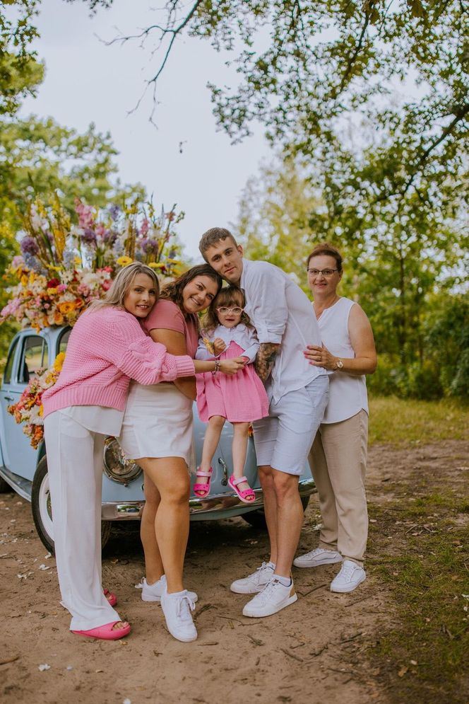 Pani Monika adoptowała niepełnosprawną Natalkę. „Moje życie jest tysiąc raz trudniejsze, a jednocześnie milion razy szczęśliwsze”