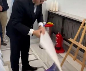 Grzegorz Braun pojawił się w Sejmie. Wpadł w furię i zdemolował wystawę!