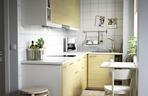 Mała kuchnia IKEA w jasnych kolorach