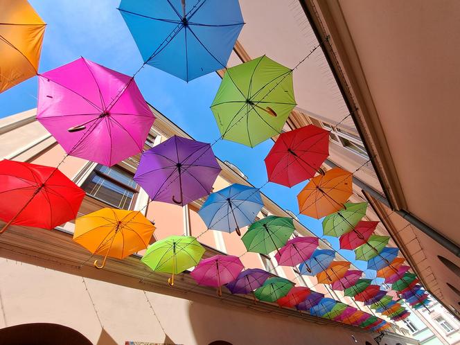 Tarnowskie Umbrella Sky na ul. Piekarskiej