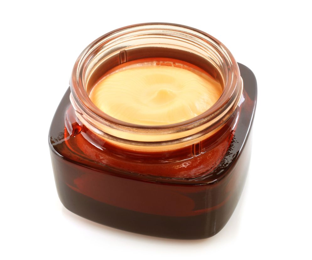 Lanolina ma gęstą, kleistą i tłustą formę.