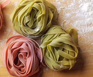 Jak zrobić domowy makaron z maszynki? Rodzaje włoskiego makaronu