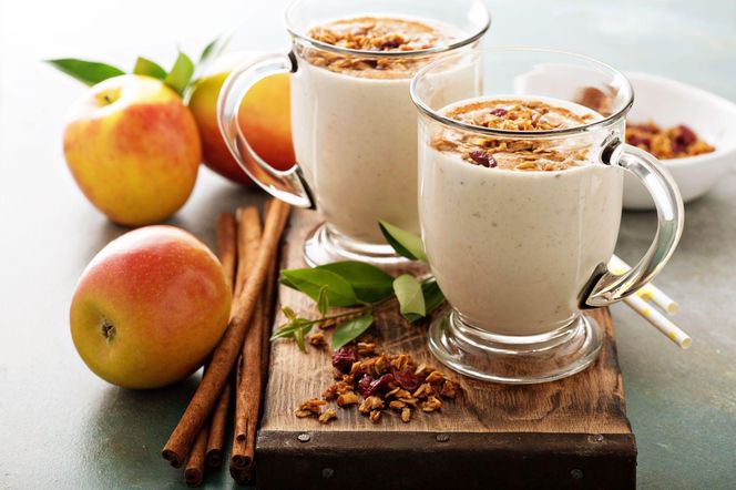 Przepis na smoothie szarlotkowe. Jak zrobić zdrowy koktajl jabłkowy?