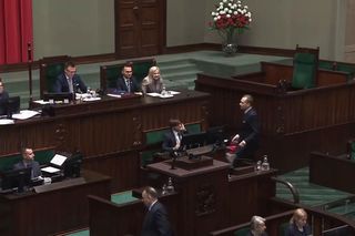 Poseł Berkowicz przekazał Tuskowi spodnie