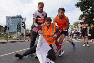 Szokujący incydent podczas maratonu. Biegacze ściągali z trasy aktywistów!