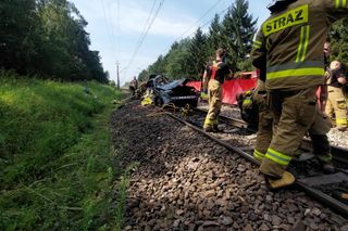 Osobówka wjechała pod pociąg w Wielkopolsce. Cztery osoby nie żyją!
