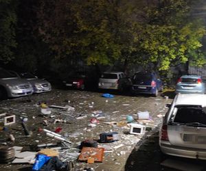 Furiat szalał na Mokotowie. Zrzucał meble na samochody