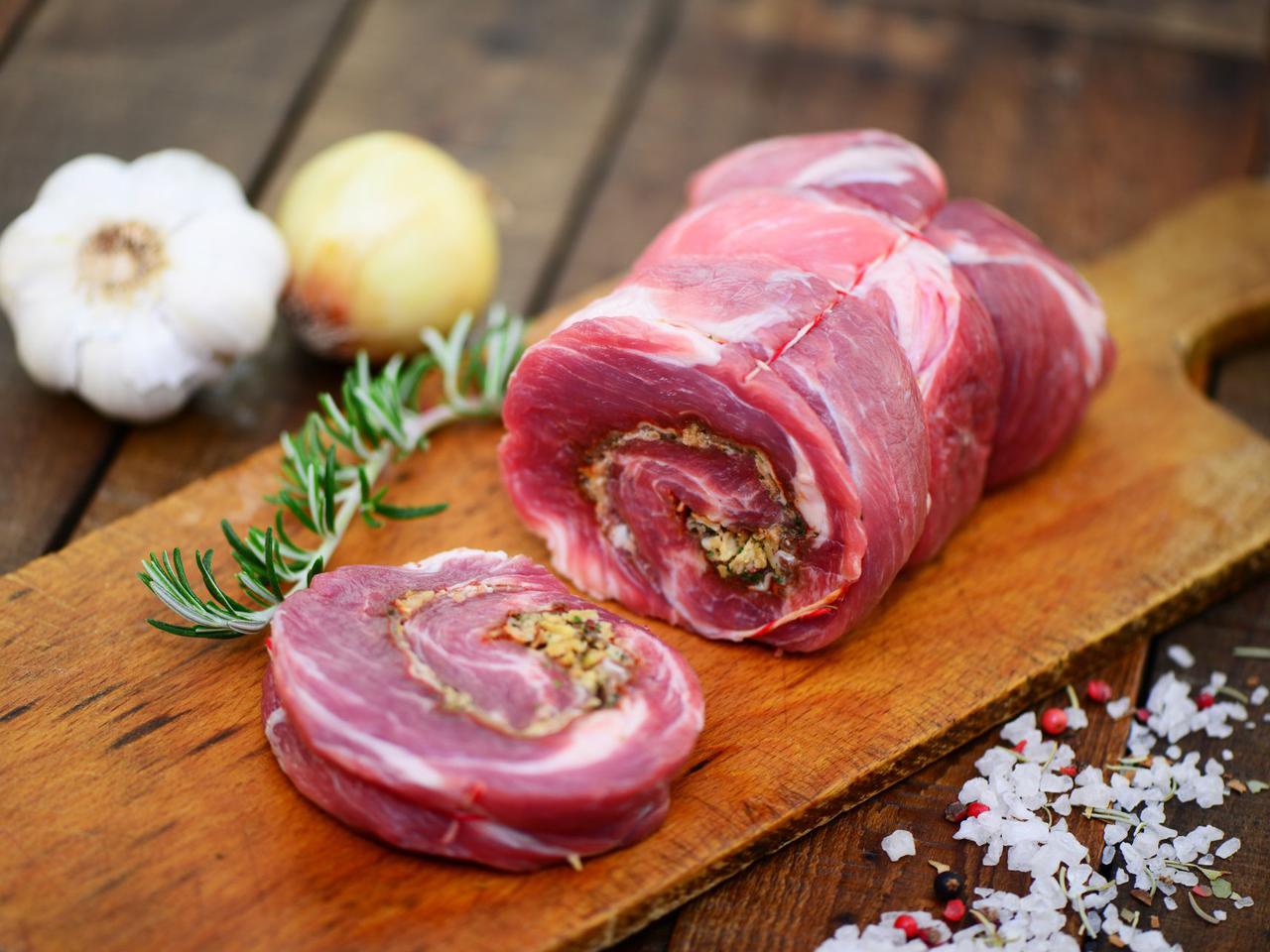 Rolada z karkówki z kapustą kiszoną i grzybami