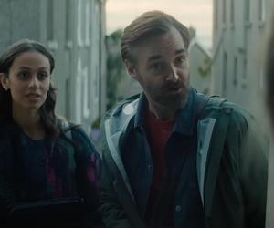 „Bodkin”, Gilbert (Will Forte), Emmy (Robyn Cara)