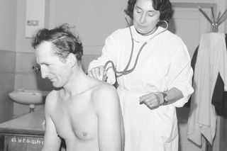 Quiz PRL: Katar, kaszel, ból głowy. Jak leczono się w PRL-u? Rozwiąż quiz i przenieś się w czasie