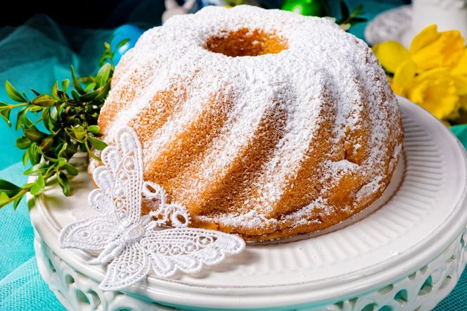 Puszysta babka na kremówce: przepis na ciasto bez masła