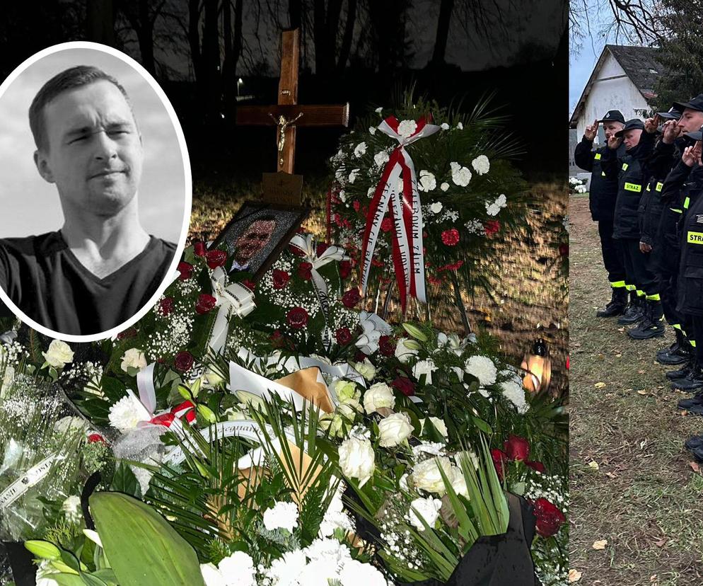 Grób strażaka Bartosza Błyskala utonął w kwiatach