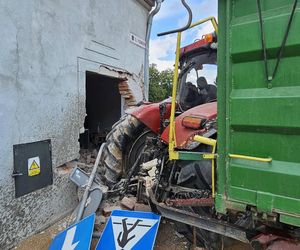Traktor uderzył w auto i wjechał w budynki! Groźny wypadek pod Grudziądzem [ZDJĘCIA]