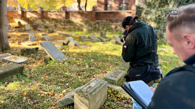 Zdewastowali żydowski cmentarz w Mysłowicach. Nastolatkowe przewrócili i potłukli nagrobki, odpowiedzą teraz przed sądem