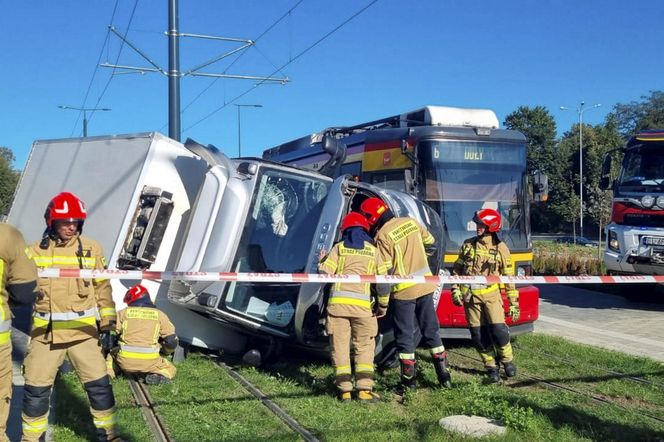  Łódź. Tramwaj zderzył się z dostawczym Iveco. Trzy osoby ranne w wypadku [ZDJĘCIA]