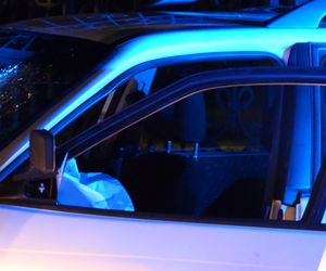 Nocny pościg na Białołęce. Samochodem huknął w drzewo, uciekając zgubił klapki