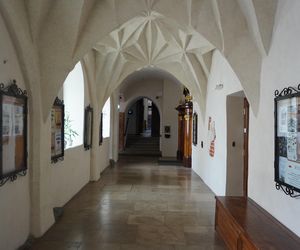 W krużganku kierujemy się do drzwi widocznych po prawo