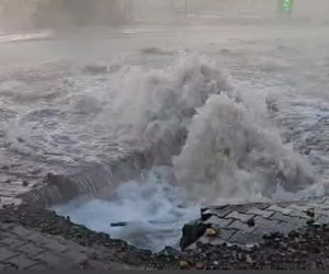 Gejzer wody zalał ulice. W Piekarach Śląskich tworzą się gigantyczne korki