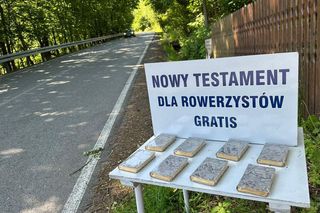 Rowerem do Boga? Ksiądz rozdaje Biblie rowerzystom