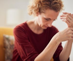 Nie lekceważ drętwienia rąk. Pozornie banalna przyczyna może zagrażać życiu