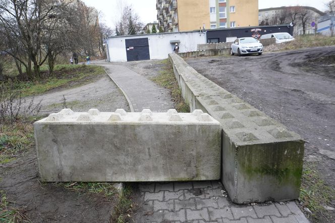 Mur Boniński na osiedlu Winiary