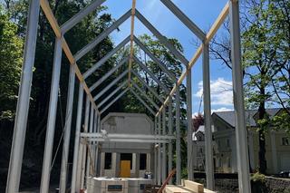 W Świeradowie-Zdroju odbudowują historyczną halę spacerową. Dawniej była tu Pijalnia Wód nad Kwisą