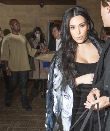 Kim Kardashian w kurtce z własną podobizną