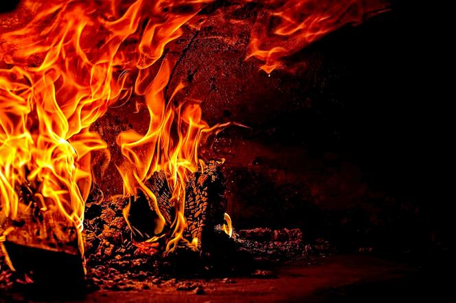 Ogień w piecu / zdjęcie ilustracyjne