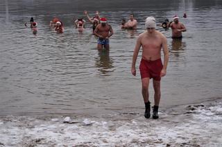 Mikołajkowe morsowanie w podbydgoskich Pieckach [ZDJĘCIA]