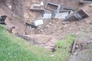 Na cmentarzu zapadła się ziemia! W gigantycznej dziurze zaległo kilkadziesiąt grobów