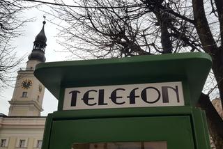 Przy wejściu na Rynek w Lesznie stanęła budka telefoniczna