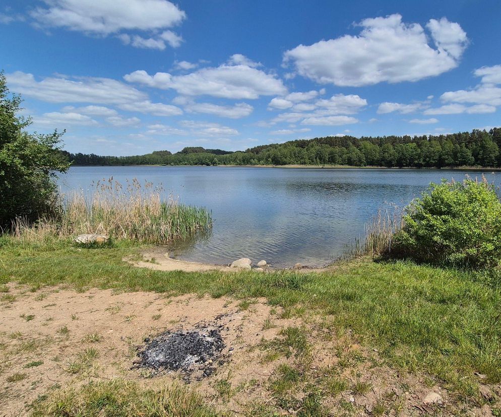To jezioro ma niezwykle czystą wodę. Dzikie plaże świecą pustkami
