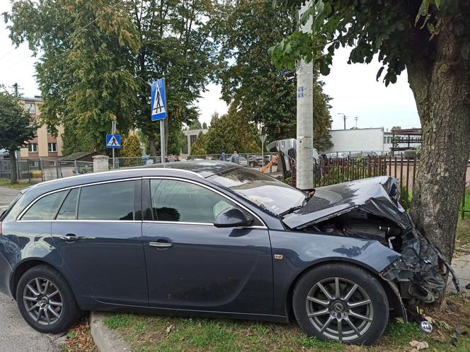 Kierująca Volvo zmiotła Opla z drogi i wylądowała na płocie posesji