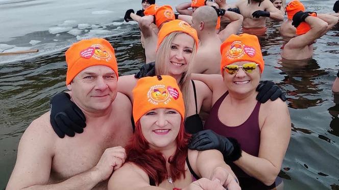 „Krasnostawskie Karpie” znów wskoczyły do zimnej wody! Zobacz, jak morsowali dla WOŚP