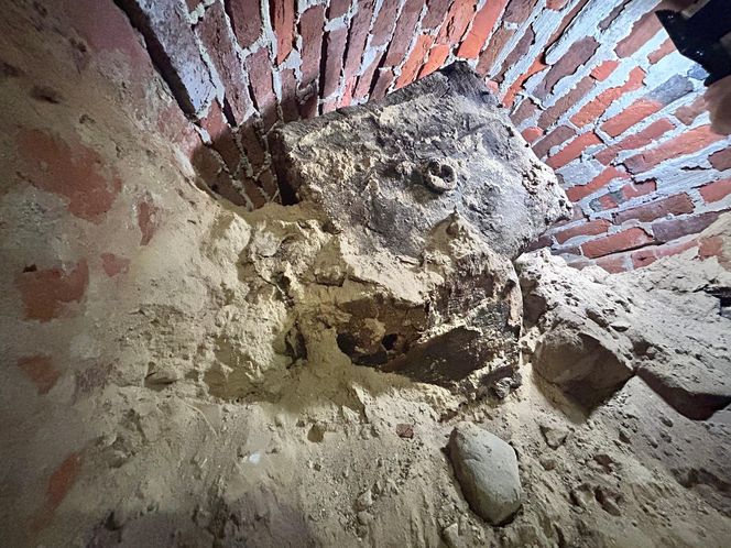 Pierwsze odkrycia w tajemniczej krypcie w Kazimierzu Biskupim