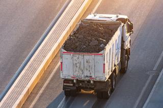 Dostawa węgla do domu i odbiór kupionego węgla. Jakie są koszty transportu węgla? Czy są z nim problemy?