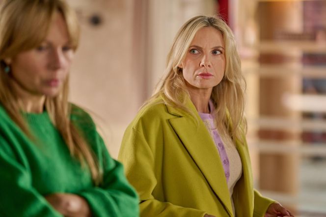 Na Wspólnej, odc 4076. Monika (Sylwia Gliwa), Żaneta (Anna Guzik)