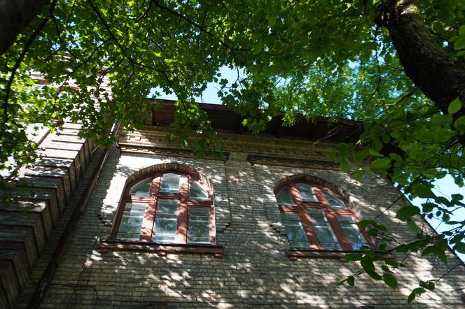 Stara żydowska szkoła w centrum Białegostoku. To ceglany zabytkowy budynek z początków XX wieku