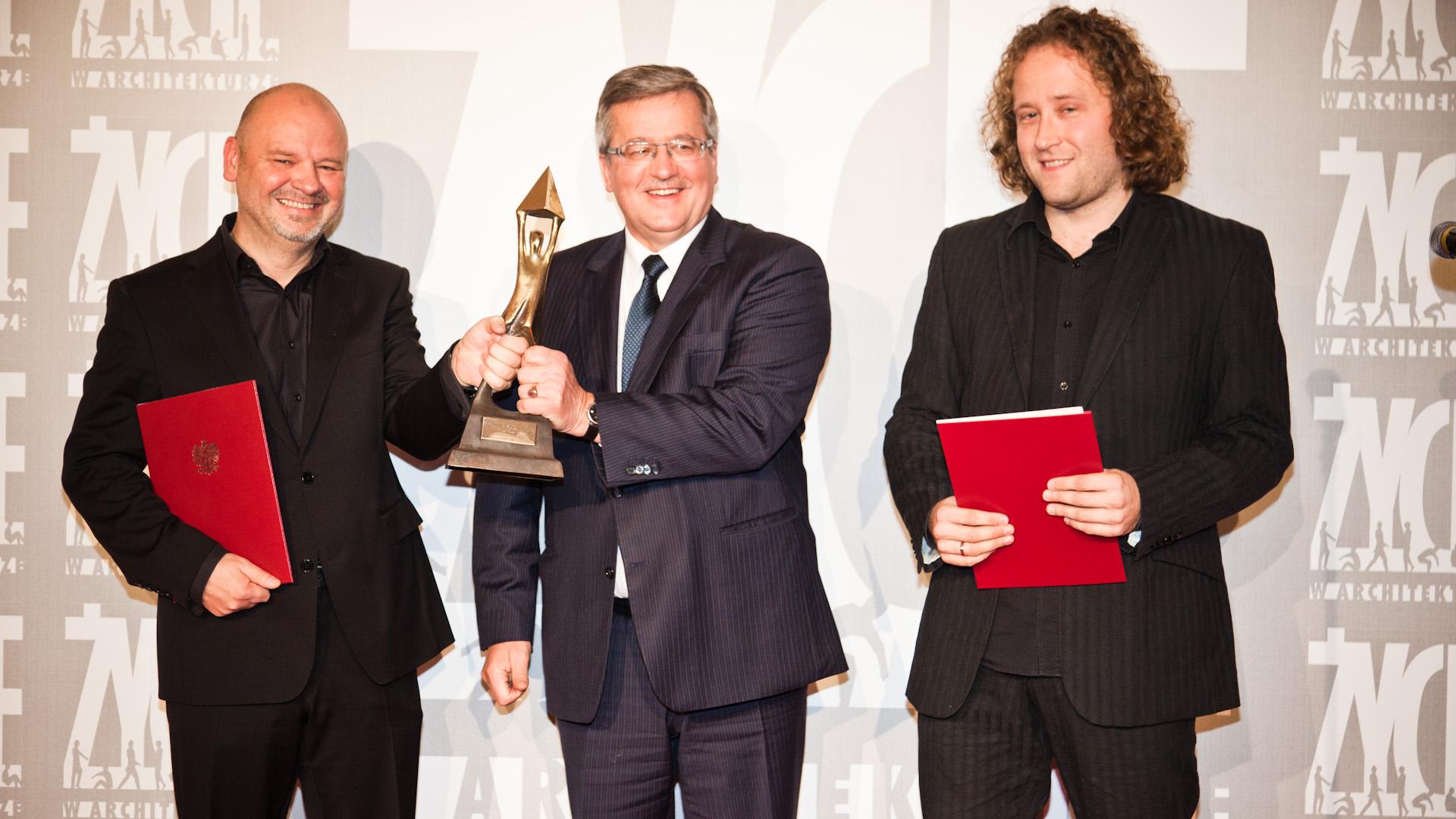 Laureaci Grand Prix ŻYCIE W ARCHITEKTURZE 2000-2012 - Dariusz Herman i Wojciech Subalski odbierają nagrodę z rąk prezydenta RP Bronisława Komorowskiego