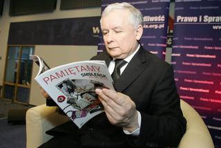 Jarosław Kaczyński przegląda album Pamiętamy. Smoleńsk 10.04.2010 