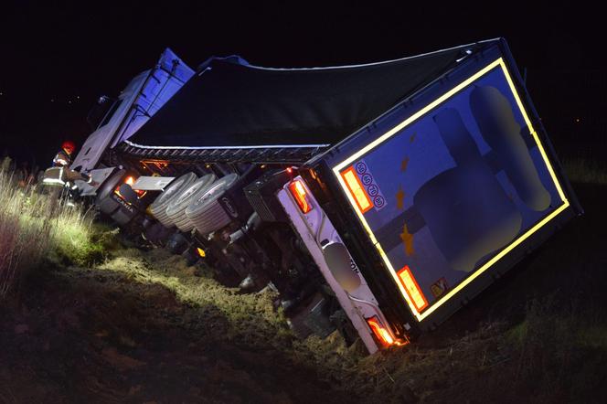 Zamknięty odcinek S5 niedaleko Kościana. Wyciągają tira z rowu