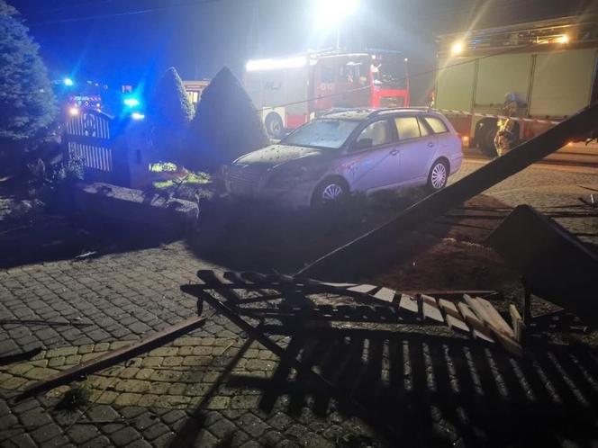 Nieczajna Górna. Bmw huknęło w betonowe ogrodzenie. Nie żyje 20-letni kierowca, pasażer trafił do szpitala